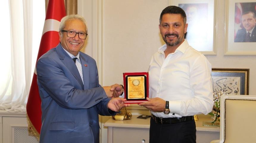 Y&uuml;z&uuml;g&uuml;ll&uuml;, yılın başarılı belediye başkanı se&ccedil;ildi
