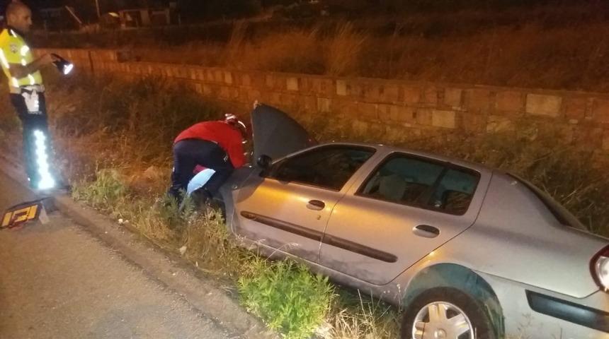 Burhaniye’de araç yan yola uçtu: 3 yaralı