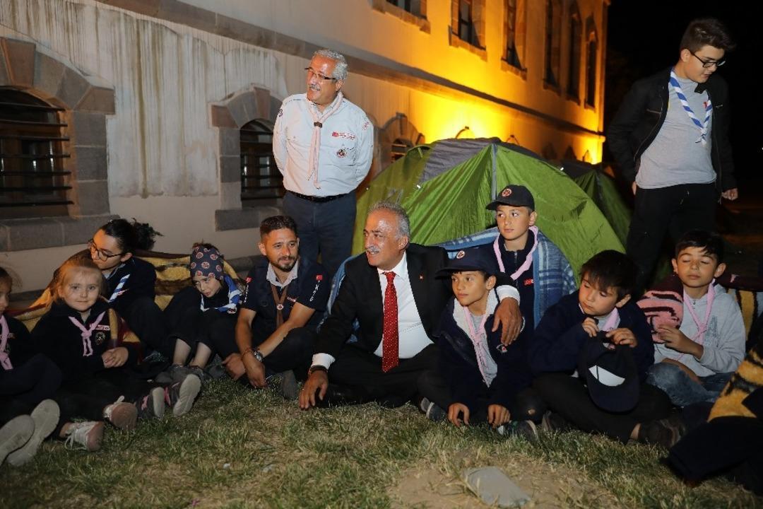 Rekt&ouml;r &Ccedil;omaklı, izcileri yalnız bırakmadı