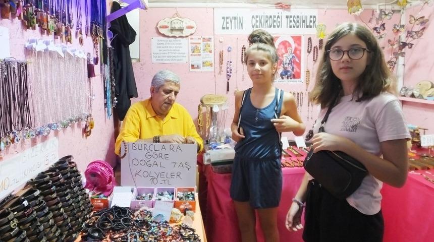 Balıkesir&rsquo;de el emekleri gece pazarında satışa &ccedil;ıkıyor