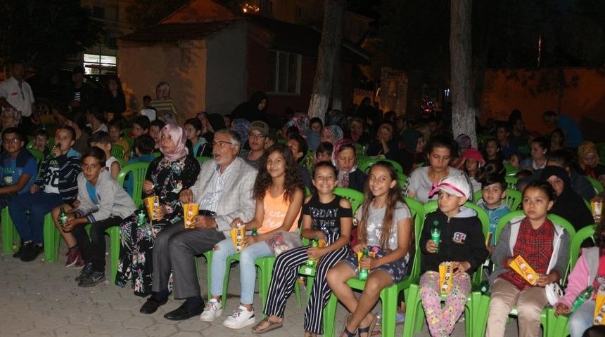 İn&ouml;n&uuml;&rsquo;de a&ccedil;ık hava sinemasına yoğun ilgi devam ediyor