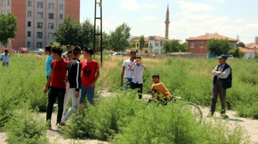 İşlerini g&uuml;&ccedil;lerini bıraktılar, intihar girişimini izlemeye koştular