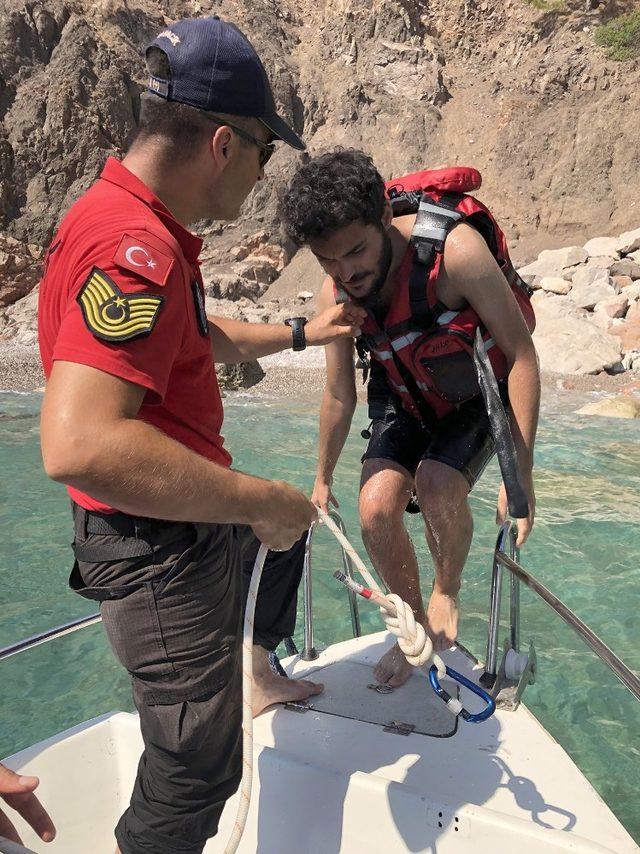 Deniz Kıyısında Mahsur Kalan Tatilcileri JAK Kurtardı