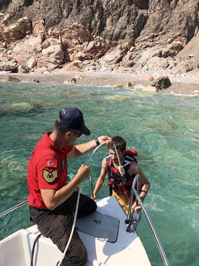 Deniz Kıyısında Mahsur Kalan Tatilcileri JAK Kurtardı