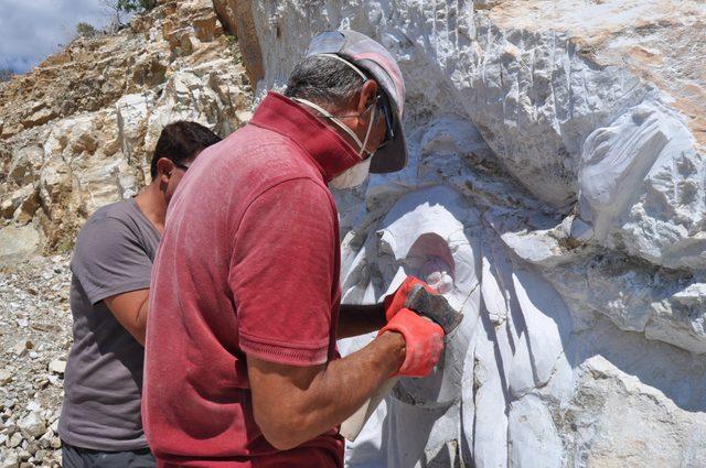 Emekli astsubayın kayalar üzerine yaptığı figürler ilgi görüyor