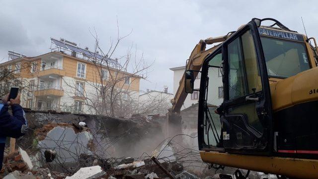 Bingöl’de 17  metruk ve 25  kaçak yapı yıkıldı