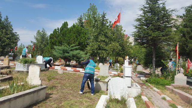 Kırıkkale'de şehitliğin bakımını hükümlüler yaptı