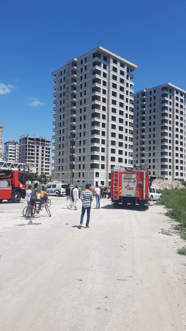 İnşaatta intihara kalkışan mobilya işçisini polis ikna etti