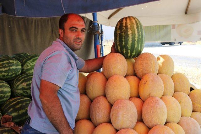 45 derece sıcakta ekmek parası kazanıyor