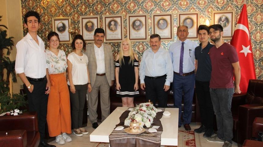 YKS’nın başarılı öğrencileri altınla ödüllendirildi