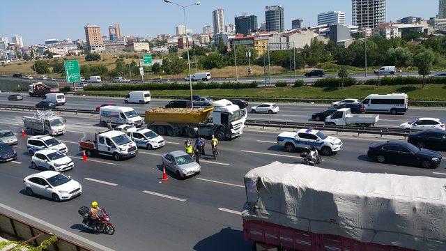 Bağcılar TEM Otoyolu'ndaki zincirleme kaza trafiği kilitledi (1) 