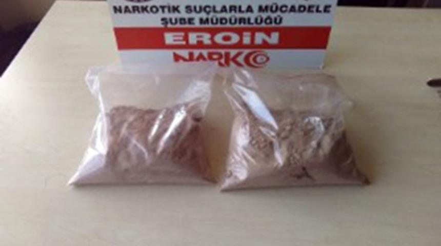 1 kilogram uyuşturucu ve ruhsatsız silahla yakalandılar