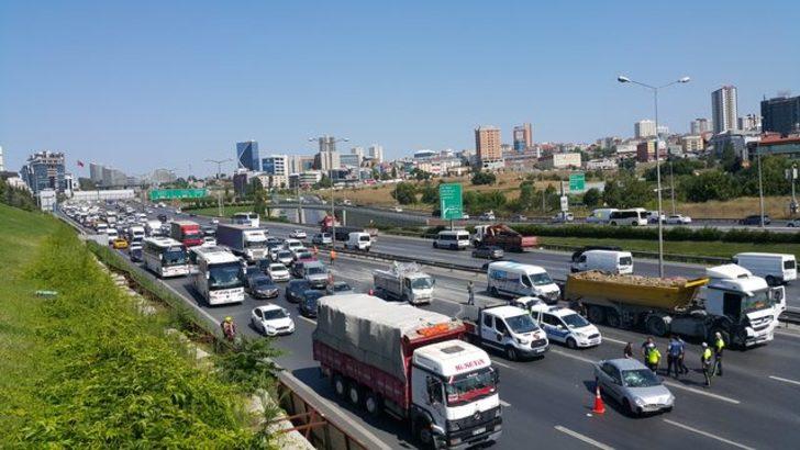 TEM'de zincirleme trafik kazası! Trafik durma noktasına geldi G2