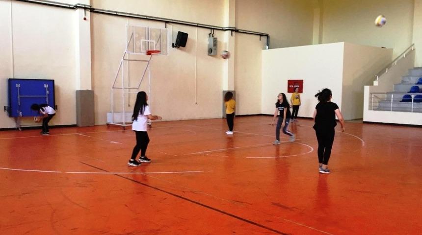 Sarıg&ouml;l&rsquo;de voleybol kursuna ilgi