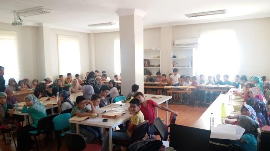 Minik &ouml;ğrenciler yaz tatilini belediyenin kurslarında değerlendiriyor