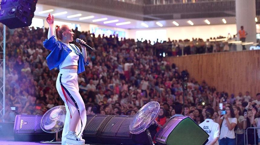 Balıkesirliler Ece Se&ccedil;kin ile m&uuml;ziğe doydu