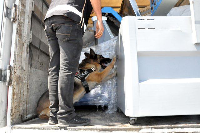 TIR'da dondurma dolabına gizlenmiş 20 bin paket kaçak sigara ele geçirildi