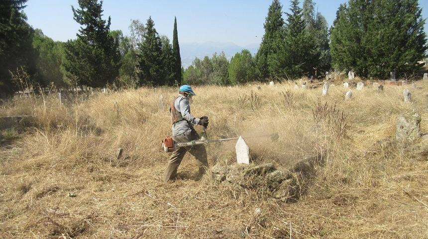 Alaşehir mezarlıkları bayrama hazırlanıyor