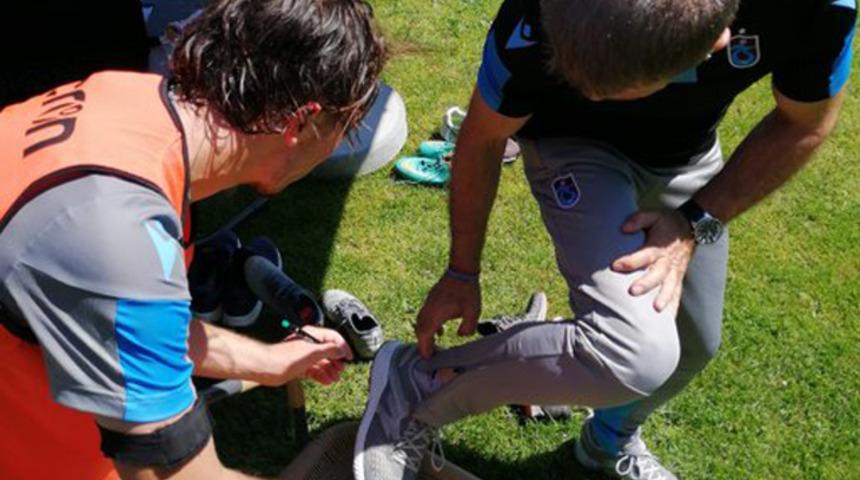 Ahmet Ağaoğlu o ayakkabıları Abdülkadir Ömür'e imzalattı