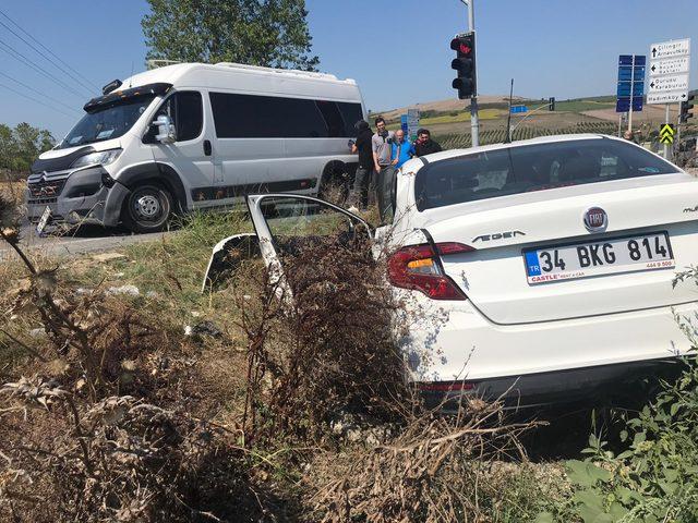 Arnavutköy'de servis aracı ile otomobil çarpıştı: 4 yaralı