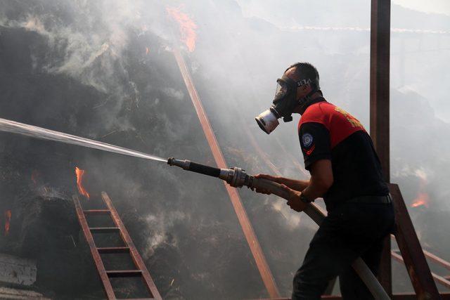 Besi çiftliğinde kaynak yaparken depodaki samanları yaktılar