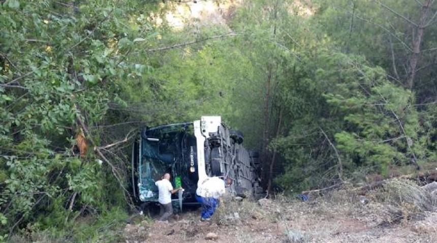 Antalya'nın Kemer ilçesinde tur otobüsü şarampole yuvarlandı