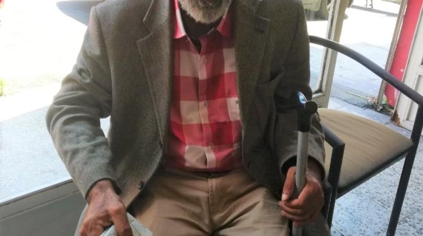 Şehir şehir gezip kızı için yardım topluyor