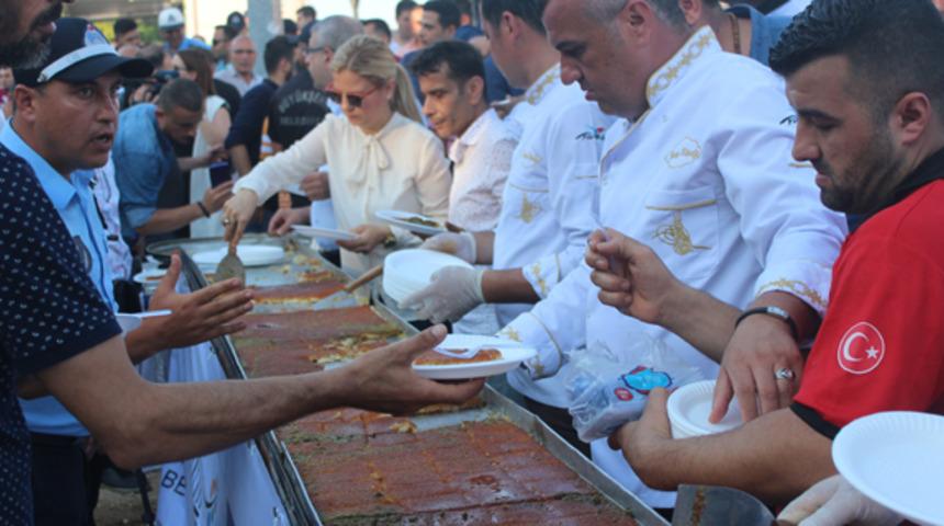 Hatay’da 80 metrelik künefe şöleni