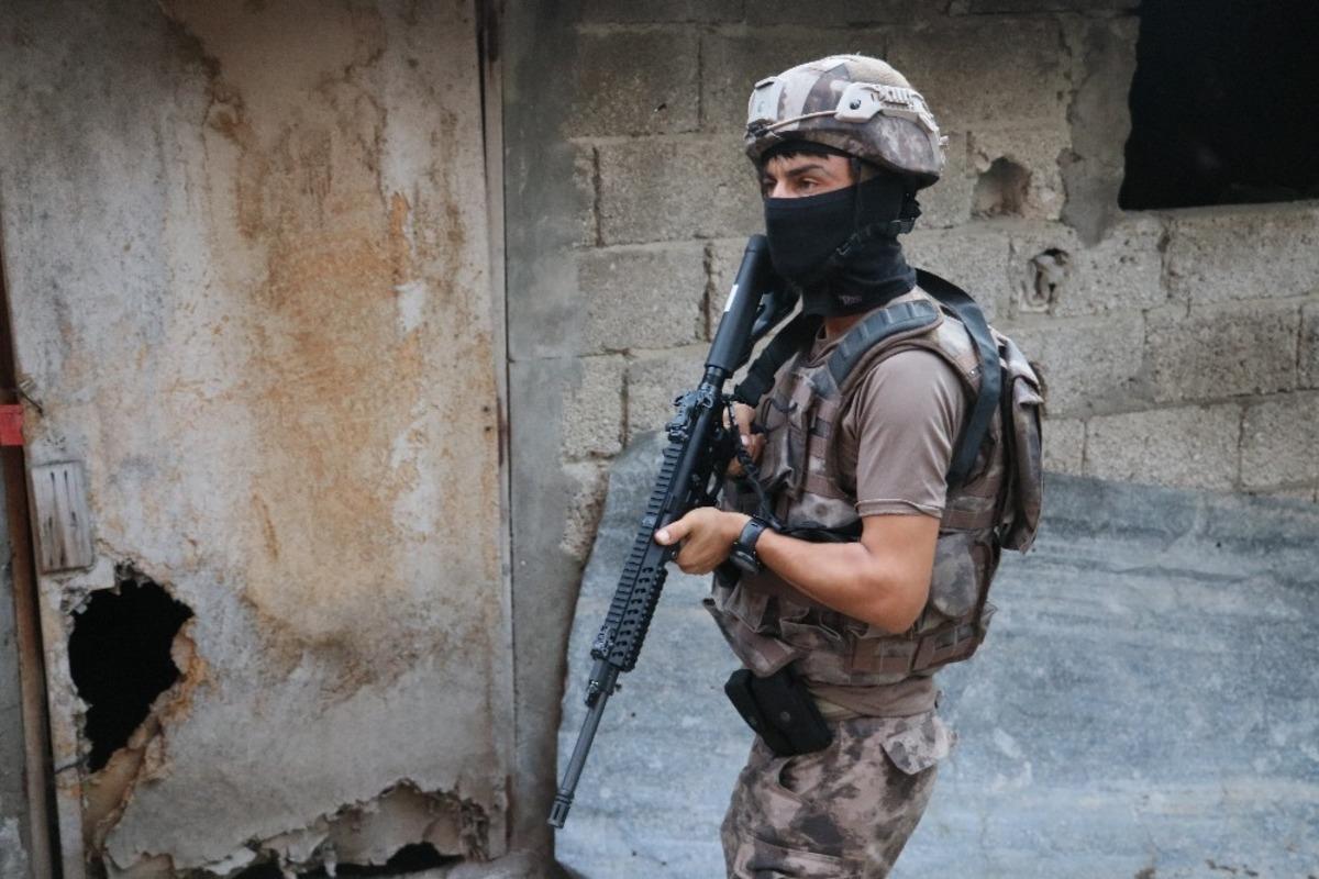 Son dakika! Adana&rsquo;da operasyon: &Ccedil;ok sayıda g&ouml;zaltı var