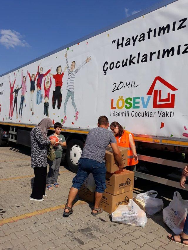 LÖSEV’in ’İyilik Tırı’ Ayvalık’ta