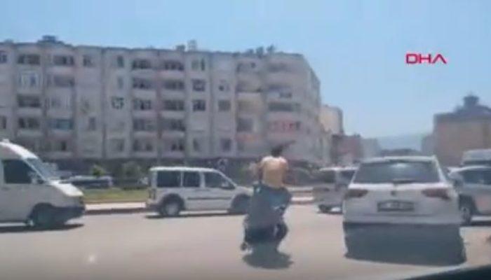 Motosiklette damacana üzerinde tehlikeli yolculuk kamerada trend