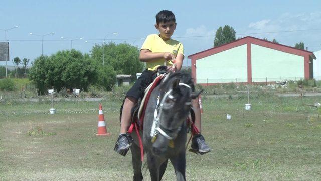 Çocuklara atlı tatil eğlencesi