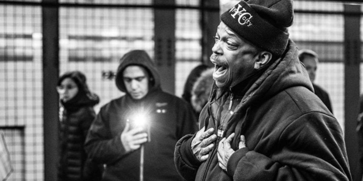 40 yıl metroda şarkı s&ouml;yleyip 56 yaşında &uuml;nl&uuml; oldu!