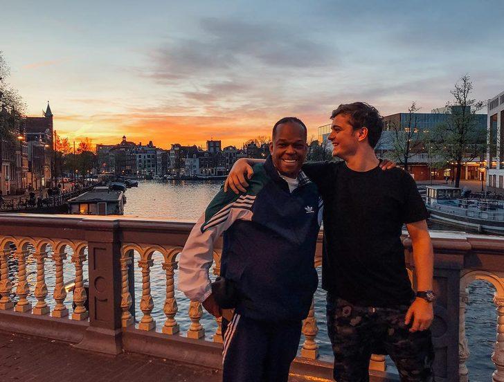 40 yıl metroda şarkı söyleyip 56 yaşında ünlü oldu! G3