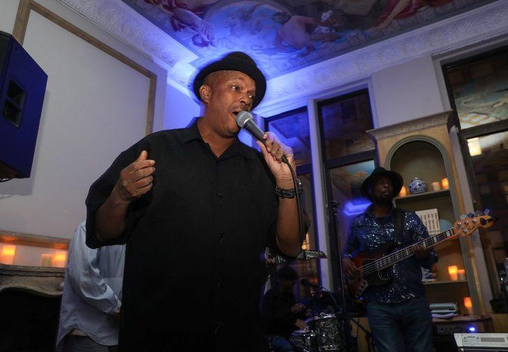 40 yıl metroda şarkı söyleyip 56 yaşında ünlü oldu! G4