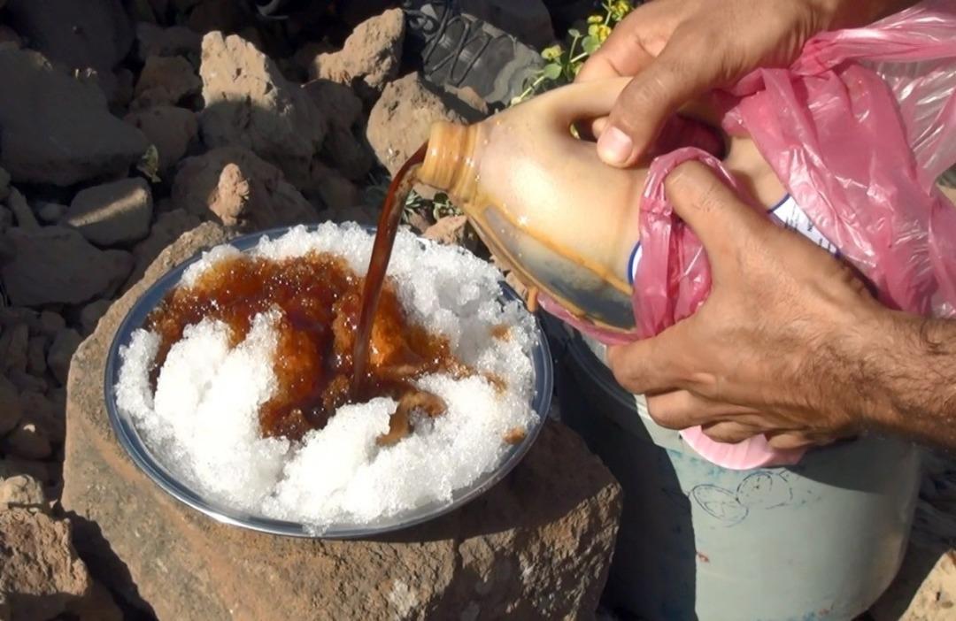 (&Ouml;zel) Kavurucu yaz sıcağında &lsquo;karlı pekmez&rsquo; yiyerek serinliyorlar