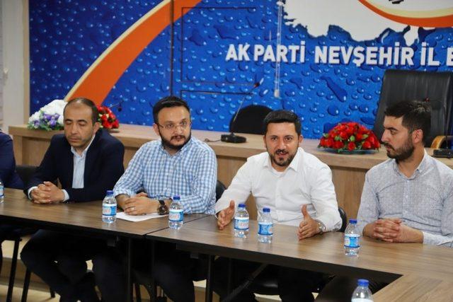 Belediye Başkanı Rasim Arı, AK Parti yönetim kurulu toplantısına katıldı