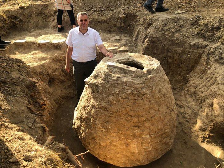 Tarlasını sürerken 200 yıllık tahıl ambarı buldu G1