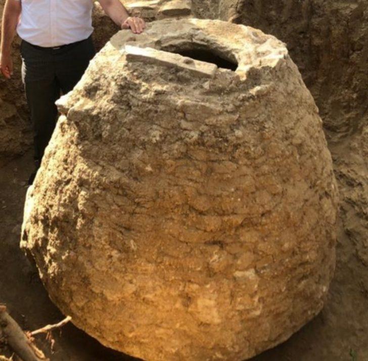 Tarlasını sürerken 200 yıllık tahıl ambarı buldu G3