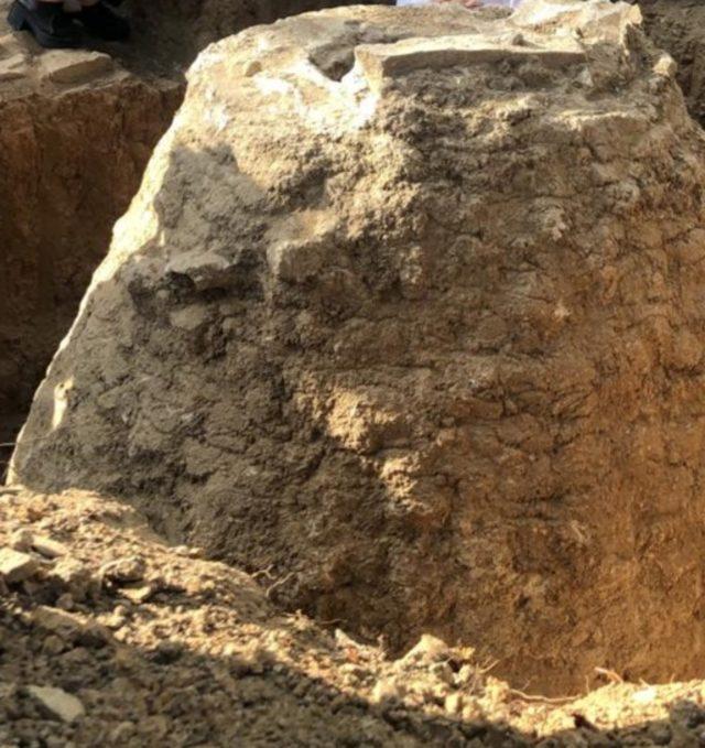 Tarlasını sürerken 200 yıllık tahıl ambarı buldu
