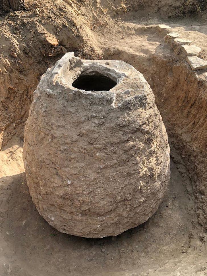 Tarlasını sürerken 200 yıllık tahıl ambarı buldu G4