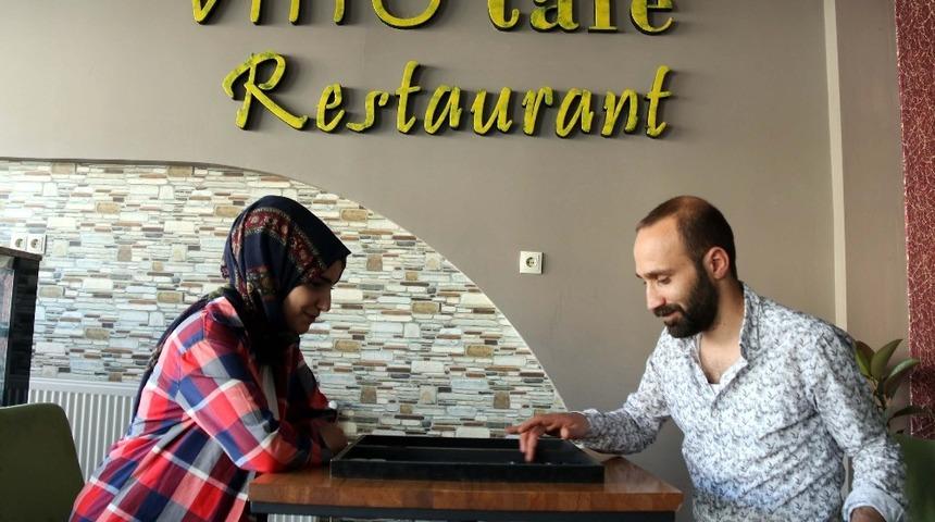 Yardıma muhta&ccedil; aile i&ccedil;in tavla turnuvası d&uuml;zenliyorlar