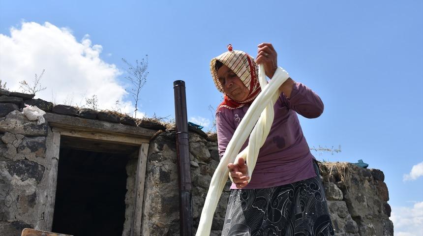 Kars yaylalarında "çeçil peyniri" hazırlığı