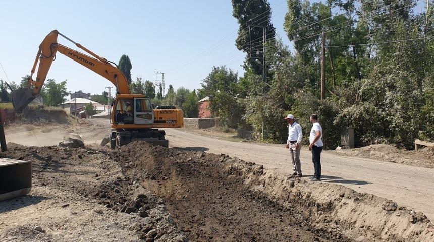 Malazgirt&acute;te yeni yol a&ccedil;ma &ccedil;alışmaları devam ediyor