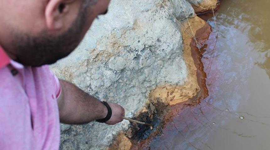 İlçede renk değiştiren dere paniğe neden oldu