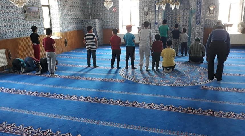 Namaz kılmasını &ouml;ğrenen &ouml;ğrenciler &ouml;d&uuml;llendiriliyor