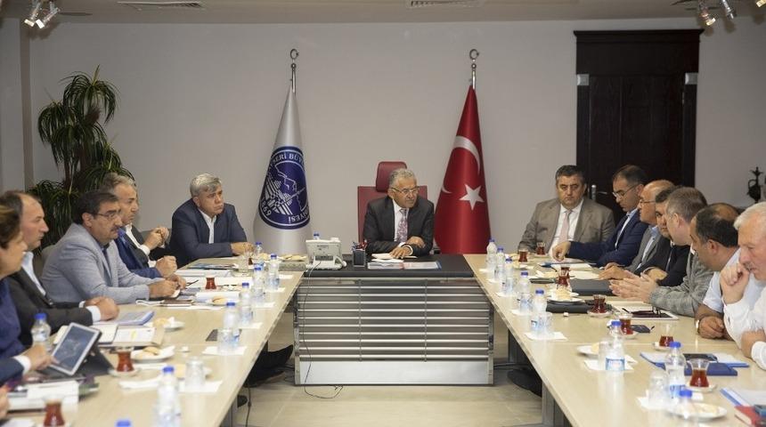 B&uuml;y&uuml;kkılı&ccedil;, Genel M&uuml;d&uuml;r ve Daire Başkanları ile 4 saati aşan yatırım zirvesi yaptı