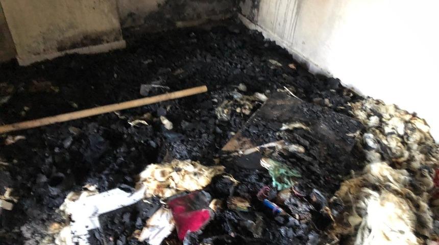 Elektrik kontağından &ccedil;ıkan yangın evi k&uuml;l etti