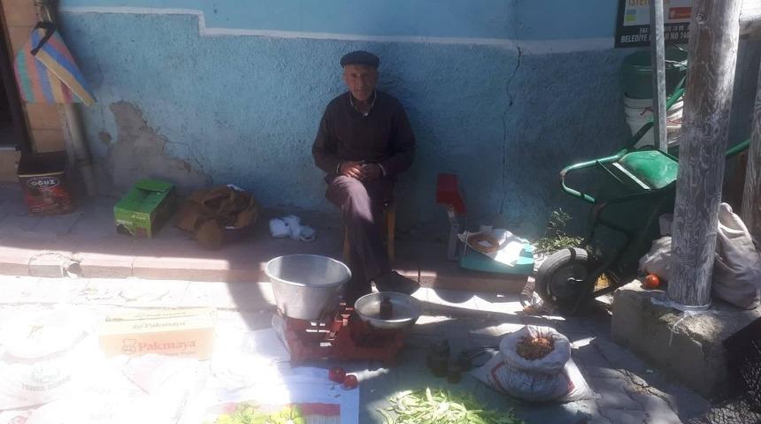 55 yıldır organik ürün üretip satarak geçimini sağlıyor