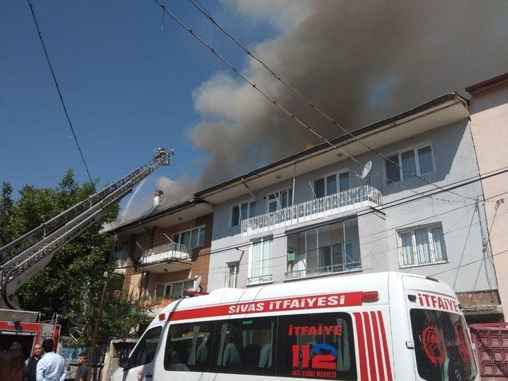 Misafirlerini ağırladıkları sırada evlerinin çatısı yandı G1